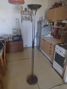 Stojací kovová lampa