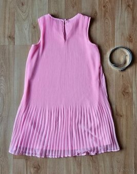 Růžové dívčí letní šaty s páskem - vel.134