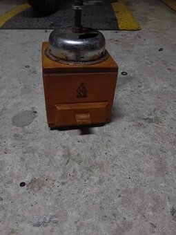 Starý mlýnek na kávu