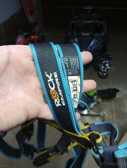 Helma Simond ( vel. M ) + dětský celotělový úvazek