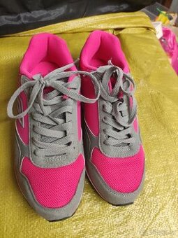 Nové tenisky 37,5 růžovo šedé Umbro