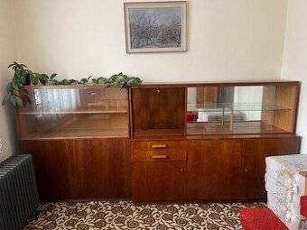 Zachovalá obývací stěna s barem a vitrínou