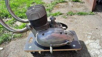 Jawa 350 typ 354/1957 Motor po go včetně zapalování a kolen.