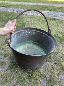starožitný měděný kotlík s uchem