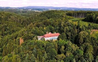 Velký dům + další, pozemek 9.376 m2
