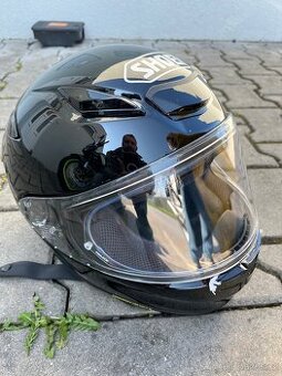 Helma na motorku Shoei