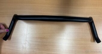 Řídítka Bikepacking / Gravel 31,8 mm Reach 52,6 mm Flare 24