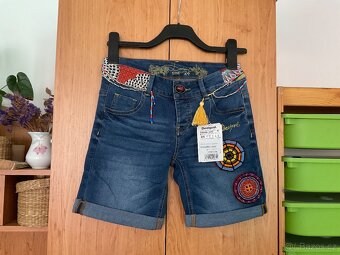 NOVÉ- dám šortky s korálky-Desigual- 24 ( XS/ 34)