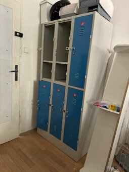 Kovové šatní skříňky – 2 ks