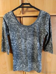 Šedé batikované tričko