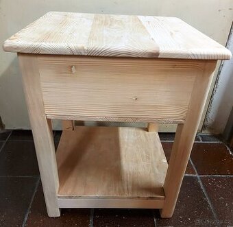 Stolička s úložným prostorem.