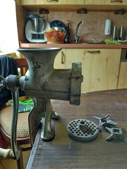 Ruční mlýnek na maso