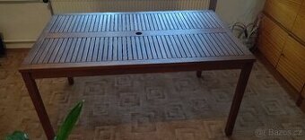 zahradní stůl