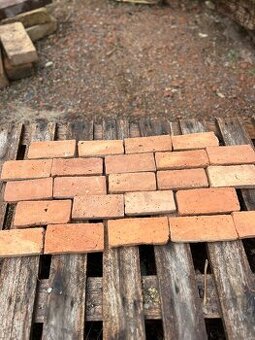 Nařezaný cihlový obklad , cihlové pásky