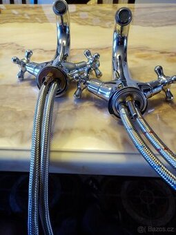 Retro masivní umyvadlové stojánkové baterie.