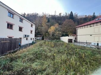 Prodej pozemku 490m2 v centru obce Štěchovice, Praha-západ