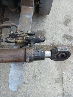 Horní pístnice z nakladače T174/2