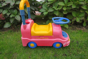 Hasičský vůz plastový na kterém lze sedět, jezdit atd.