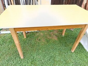 Prodám použitý jídelní stůl