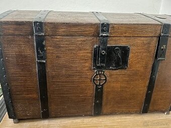 Starožitný lodní kufr
