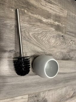 Moderní WC štětka s keramickým držákem – minimálně používaná