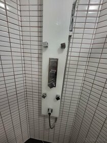 Sprchový panel s termostatickou baterií