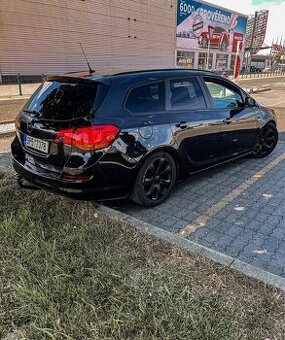 Opel Astra J Sports Tourer ve verzi 1.4 Turbo.