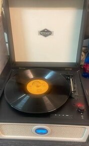 Gramofon v kufříkovém designu ve stylu 50. let