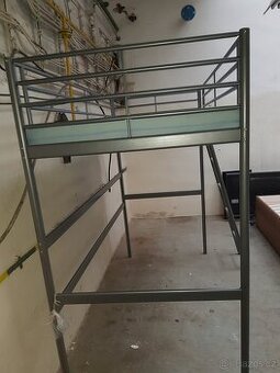 Vyvisena postel s prostorem pod