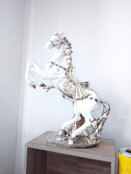 Porcelánový starožitný kůň