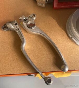 Originální páčky Suzuki