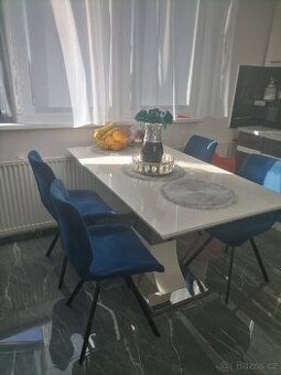 Prodám stůl byli lesk a 4 židle