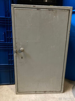 Trezor dvouplášťový starší s podstavcem za 3.000 kč