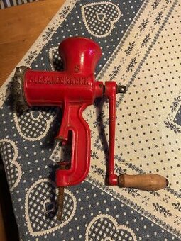 Starý mlýnek na maso červený