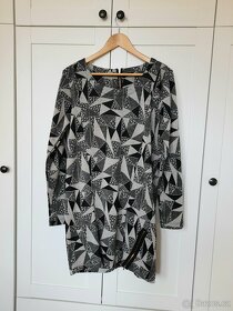 Dámské šaty s geometrickým vzorem, vel. 38