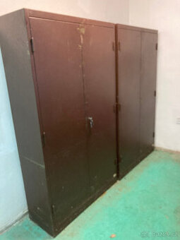 Trezor skříňový dvoudveřový s policemi za 4.000 kč