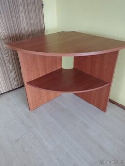 Rohový stolek z dýhy