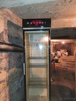 Prosklená lednice Mattoni