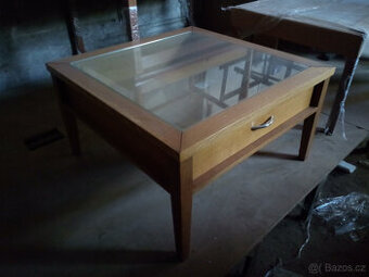 Prodám multifunkční konf.stolek s 1 zásuvkou v dýze.