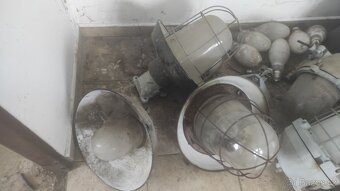 Stará světla, lampy, industriální světlo, tovární