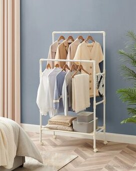 NOVÝ STOJAN NA OBLEČENÍ S POLICEMI NA KOLEČKÁCH