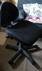 Čalouněná černá židle na kolečkách - 1