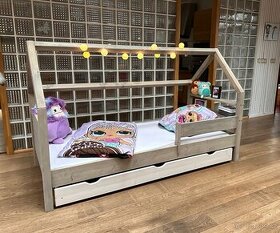 Nová, domečková postel s poličkami a roštem