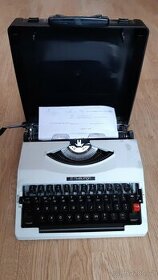 Mechanický psací stroj CHevron.