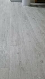 Vinylová podlaha bílo šedý odstín - 1