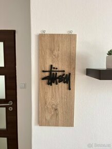 Dřevěné logo Stüssy – Designová nástěnná dekorace