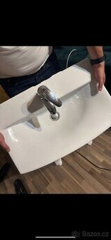 Umyvadlo s bateriii použite, funkčni