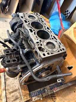 Motor VW T6 CXE Bi-Tdi 150kw poškozený ve válci