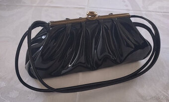 černá lakovaná kabelka