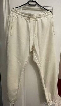 Mikina s kapucí + tepláky.